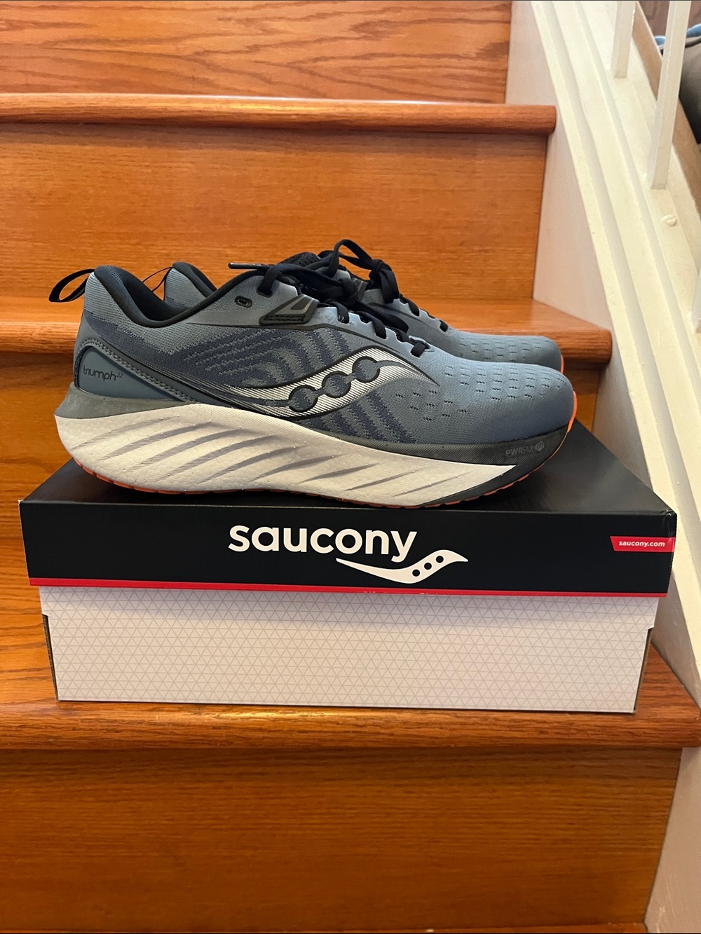 NIB Saucony Triumph 22 Gray and Black Men’s Cushion Running Shoes